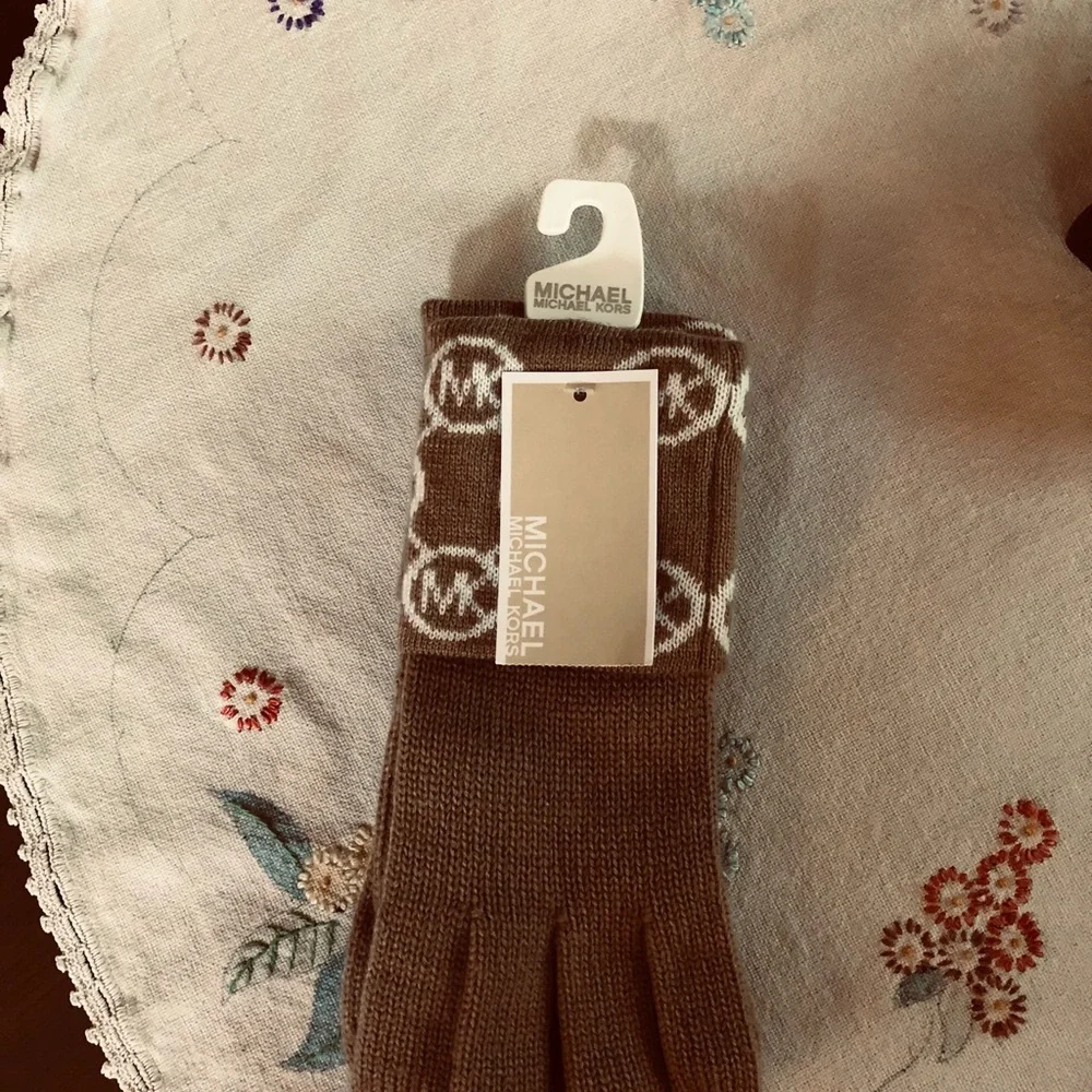 Michael by Michael Kors Jet Set Logo Cuff Knitted Gloves. Camel Color. One Size